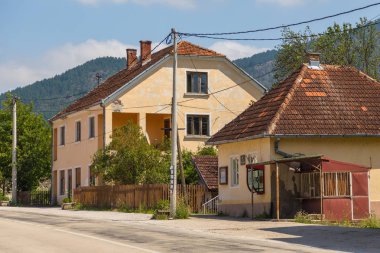 Mokra Gora, Sırbistan ana caddesi üzerinde büyük sarı.