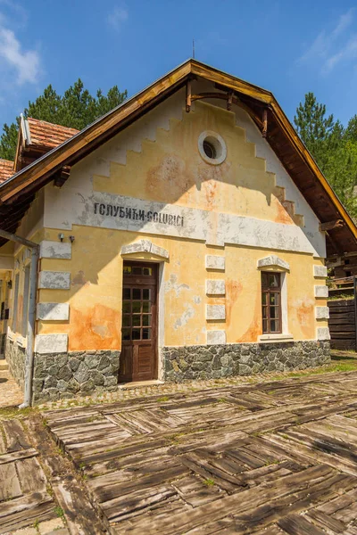 Golubici, mała stacja w górach Tara, Serbia. — Zdjęcie stockowe
