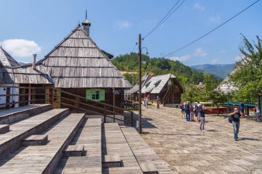 Ana kare Kustendorf, geleneksel köy Drvengrad Emir Kusturica, Sırbistan tarafından inşa.