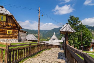 Ana kare Kustendorf, geleneksel köy Drvengrad Emir Kusturica, Sırbistan tarafından inşa.