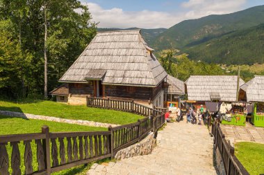 Ana kare Kustendorf, geleneksel köy Drvengrad Emir Kusturica, Sırbistan tarafından inşa.