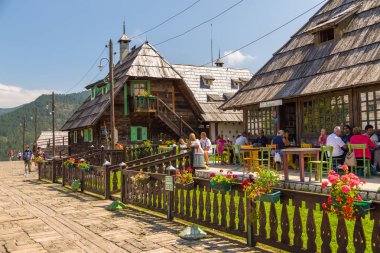 Ana kare Kustendorf, geleneksel köy Drvengrad Emir Kusturica, Sırbistan tarafından inşa.