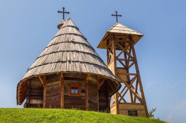 Ahşap Ortodoks Kilisesi ile çan kulesinde Kustendorf, geleneksel köy Drvengrad, Sırbistan.