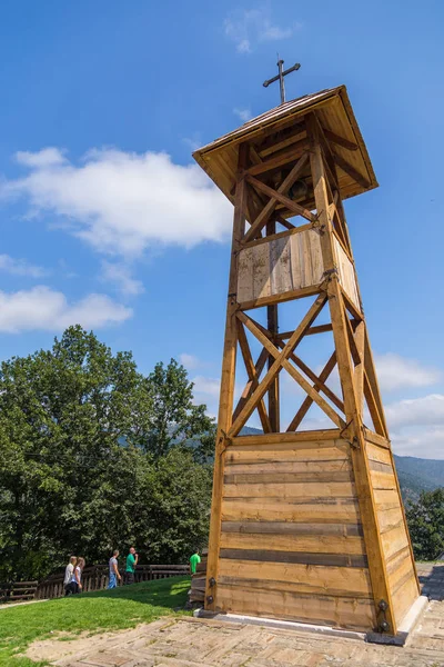 Campanario de madera en Kustendorf, pueblo tradicional Drvengrad, Serbia . — Foto de Stock