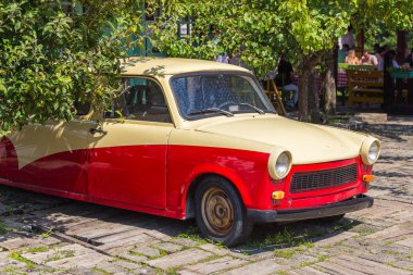 Drvengrad veya Kustendorf geleneksel köy Sırbistan eski Trabant araçta.