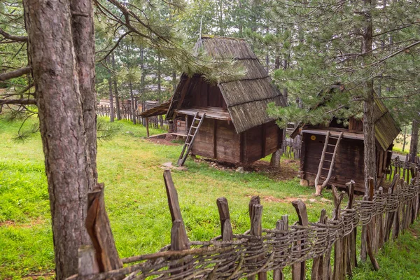 Trähus i friluftsmuseet Sirogojno, Serbien. — Stockfoto