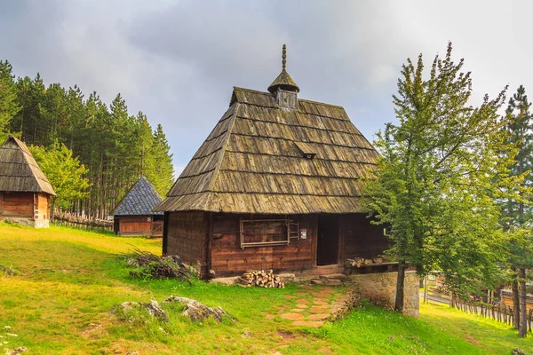 Edificios de madera en el museo al aire libre Sirogojno, Serbia . —  Fotos de Stock