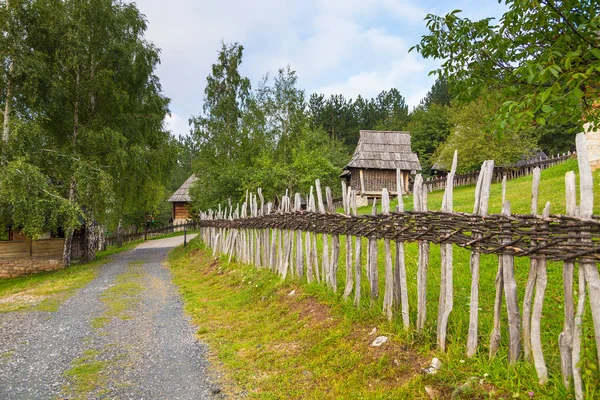 Bâtiments en bois dans le musée en plein air Sirogojno, Serbie . — Photo