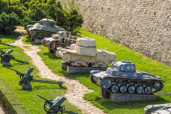 Tartályok és ágyú ágyú a belgrádi vár, Kalemegdan Park. — Stock Fotó