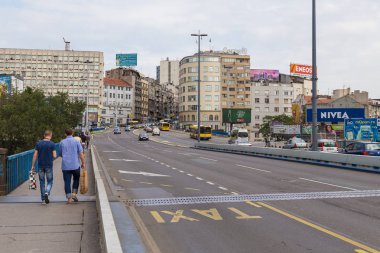 Main street şehrin. İnsanlar kaldırımda, Belgrade, Sırbistan.