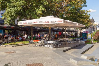 Restoranlar ile masa ve şemsiye dışında Kneza Mihaila sokak eski şehir, Belgrade, Sırbistan.