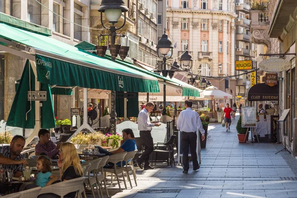 Restaurantes com mesas e guarda-chuvas fora da rua Krajla Petra, na cidade velha, Belgrado, Sérvia . — Fotografia de Stock