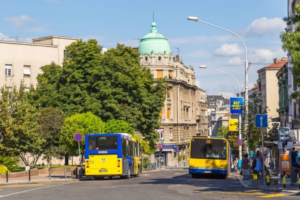 Главная улица города. Автобусы на улице, Белград, Сербия . — стоковое фото
