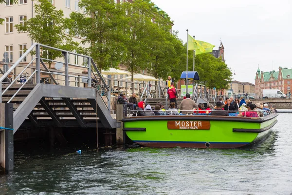 丹麦哥本哈根运河游船上的游客. — 图库照片