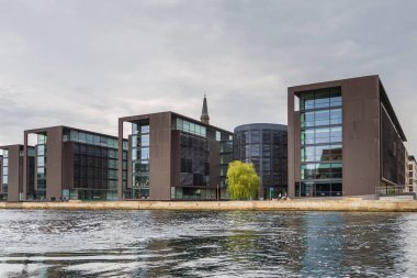 Kanal modern binalardan Kopenhag görünümünü.