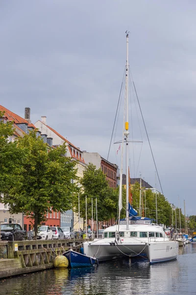 Vista para o porto de Copenhaga. Canal no centro da cidade, Dinamarca . — Fotografia de Stock