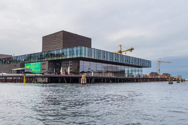 Widok z nowoczesnych budynków w Kopenhadze z kanału. — Zdjęcie stockowe