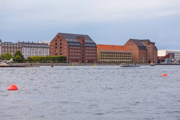 Vista de la ciudad vieja de Copenhague desde el canal, Dinamarca . — Foto de Stock