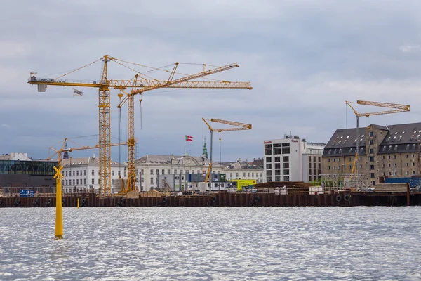 Vista de los edificios modernos en Copenhague desde el canal . — Foto de Stock