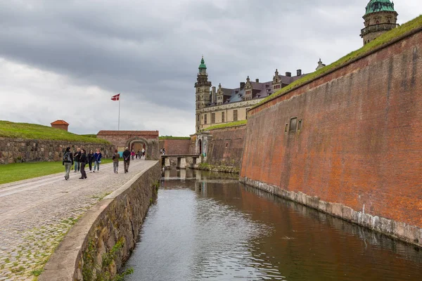 Veduta del palazzo di Kronborg, mura difensive e fosse, Danimarca . — Foto Stock