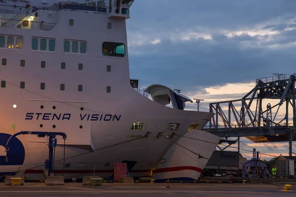 Línea Stena, ferry amarrado en el puerto de Karlskrona, Suecia . — Foto de Stock