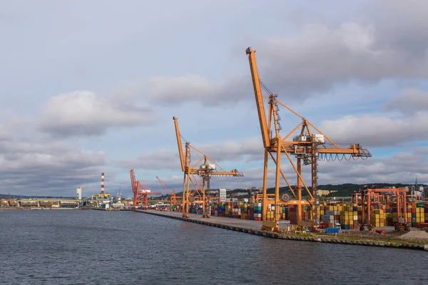 Container terminal in Gdynia, industrial area, Polonia . — Fotografia de Stock