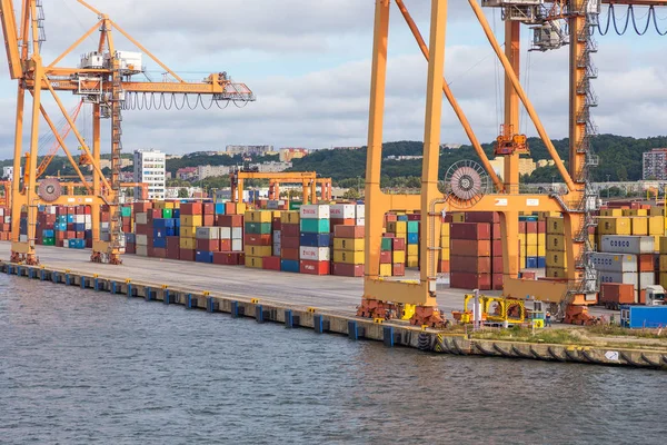 Terminal de contenedores en Gdynia, zona industrial, Polonia . — Foto de Stock