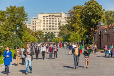 Moscow, Rusya Federasyonu-20 Eylül 2014: yol Alexander bahçede yürüyüş.