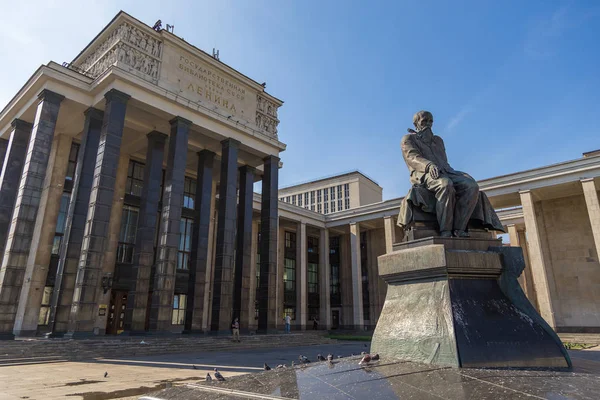 Byggnaden av den ryska statsbiblioteket, Moskva, Ryssland — Stockfoto