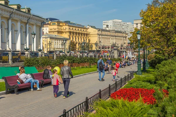 Walking path in Alexander Garden, public urban park. Building of Moscow Manage and walking people. — Stock Photo, Image