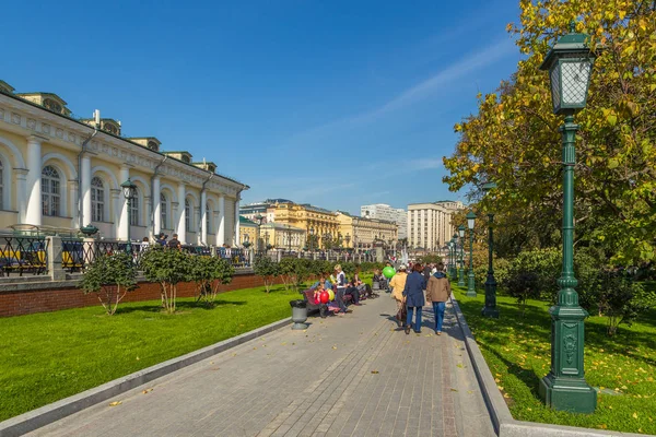 Walking path in Alexander Garden, public urban park. Building of Moscow Manage and walking people. — Stock Photo, Image