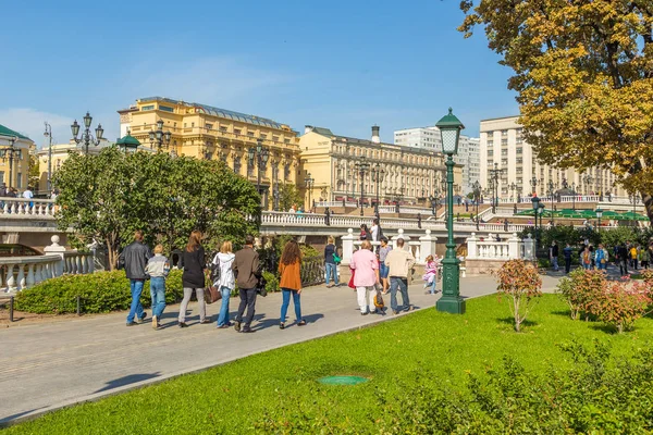 Moscow, Rusya Federasyonu-20 Eylül 2014: yol Alexander bahçede yürüyüş.
