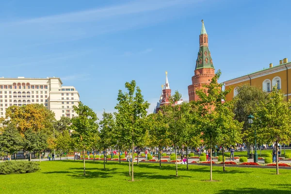 Visa på Kreml tower och trädgård, Ryssland. — Stockfoto