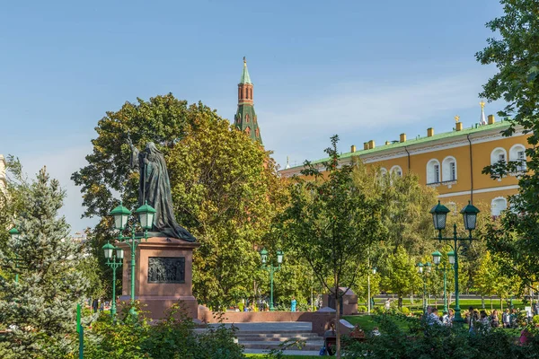 Monumento ao patriarca Hermogen no Parque Alexander, Moscou, Rússia . — Fotografia de Stock