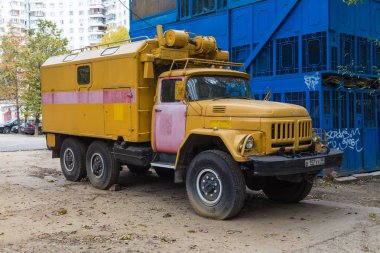 Park etmiş sarı büyük kamyon Lazarevskij Pereulok Caddesi'nde, Moskova, Rusya Federasyonu.