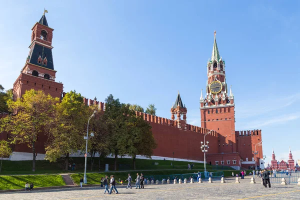 Vista da parede do Kremlin de Moscou com os Salvadores, Tzares e Alarme Bell Tower, Rússia . — Fotografia de Stock