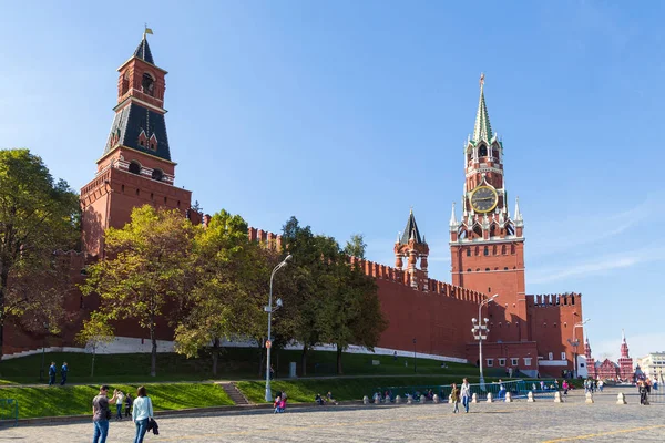 Vista da parede do Kremlin de Moscou com torres, Rússia . — Fotografia de Stock