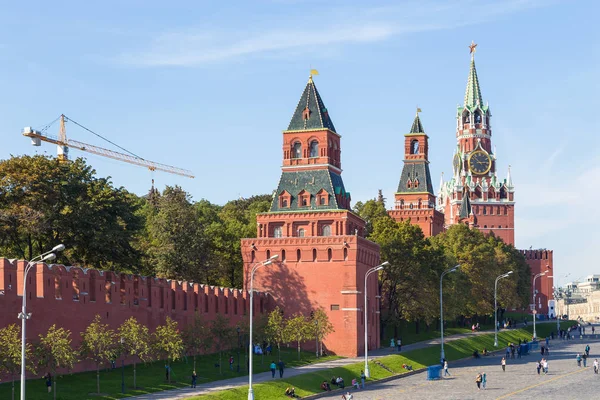 Vue du mur du Kremlin de Moscou avec des tours, Russie . — Photo