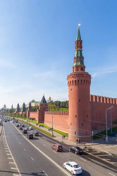 Vista da ponte para o muro do Kremlin com a Torre Moskvoretskaya, Moscou, Rúsia . — Fotografia de Stock