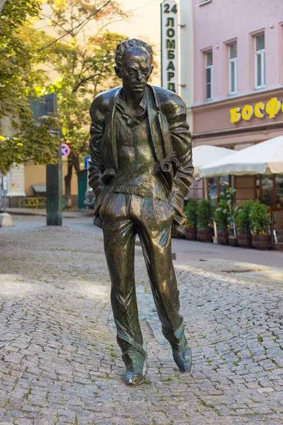 Monumento al Bulat Shalvovich Okudzhava en la calle Arbat, Moscú, Rusia . —  Fotos de Stock