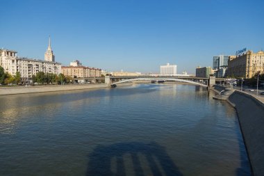 Moskova Nehri, Moskova, Rusya tren köprüden görünümünü.