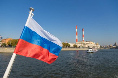 Arka planda, Rusya Moskova Nehri üzerinde Rus bayrağı.