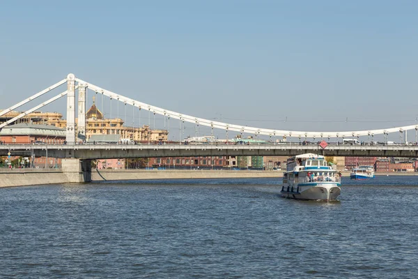 Transbordador turístico en el río Moscú, Moscú, Rusia . — Foto de Stock