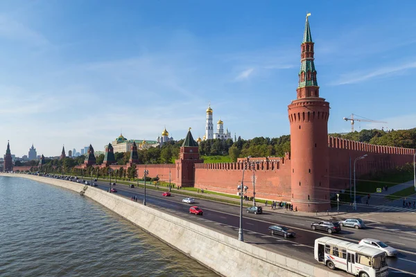 Vy av Kremls murar med torn och Grand Kremlin Palace, Moskva, Ryssland. — Stockfoto