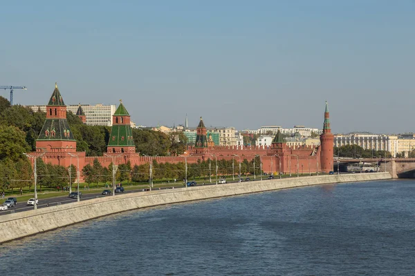 Vista das muralhas do Kremlin com torres e do Palácio do Grande Kremlin, Moscovo, Rússia . — Fotografia de Stock