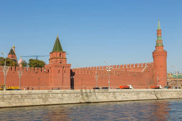 Vy av Kremls murar med torn och Grand Kremlin Palace, Moskva, Ryssland. — Stockfoto