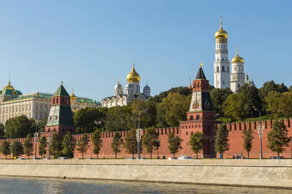 Vue des murs du Kremlin avec tours et palais du Grand Kremlin, Moscou, Russie . — Photo