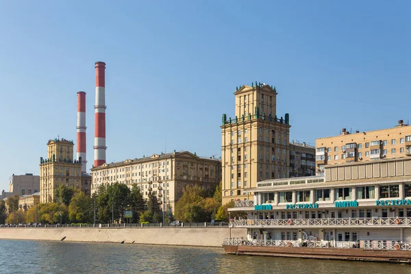 Vista de los edificios modernos a lo largo de la orilla del río Moscú, Rusia . — Foto de Stock