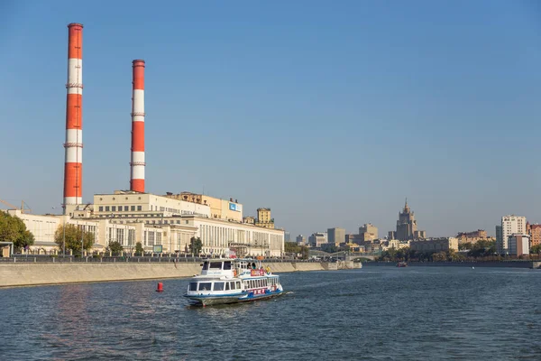 Transbordador turístico en el río Moscú, Moscú, Rusia . — Foto de Stock