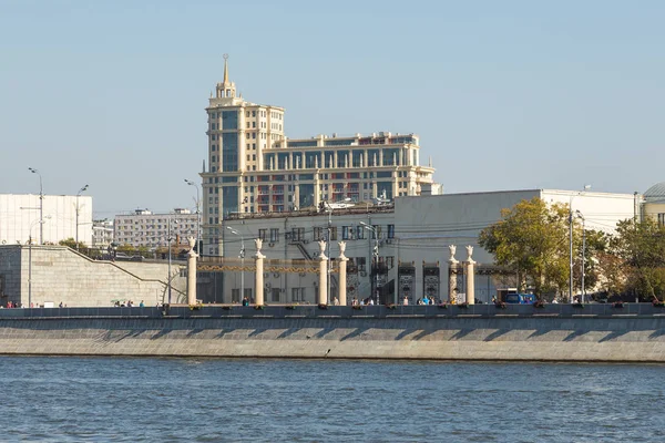 モスクワ川から街の近代的な建物の表示. — ストック写真